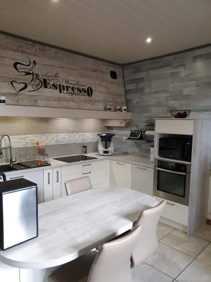 Au Petit Bonheur Bed & Breakfast Saint-Martin-du-Frene Eksteriør bilde
